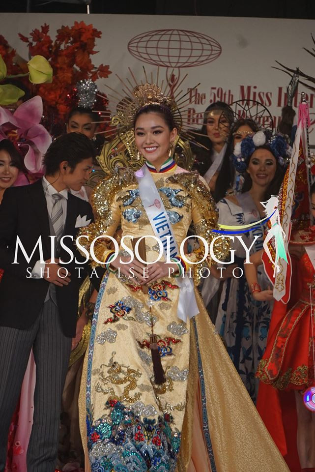 Khoảnh khắc đẹp: Tường San cúi người chỉnh váy cho Hoa hậu Indonesia ở hậu trường ảnh 8