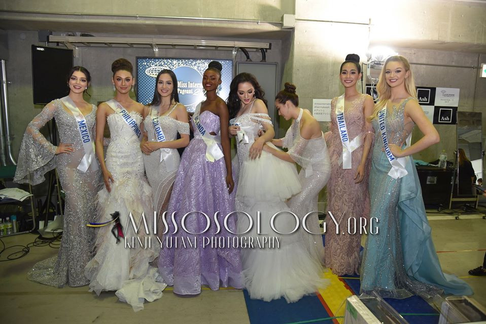 Khoảnh khắc đẹp: Tường San cúi người chỉnh váy cho Hoa hậu Indonesia ở hậu trường ảnh 3