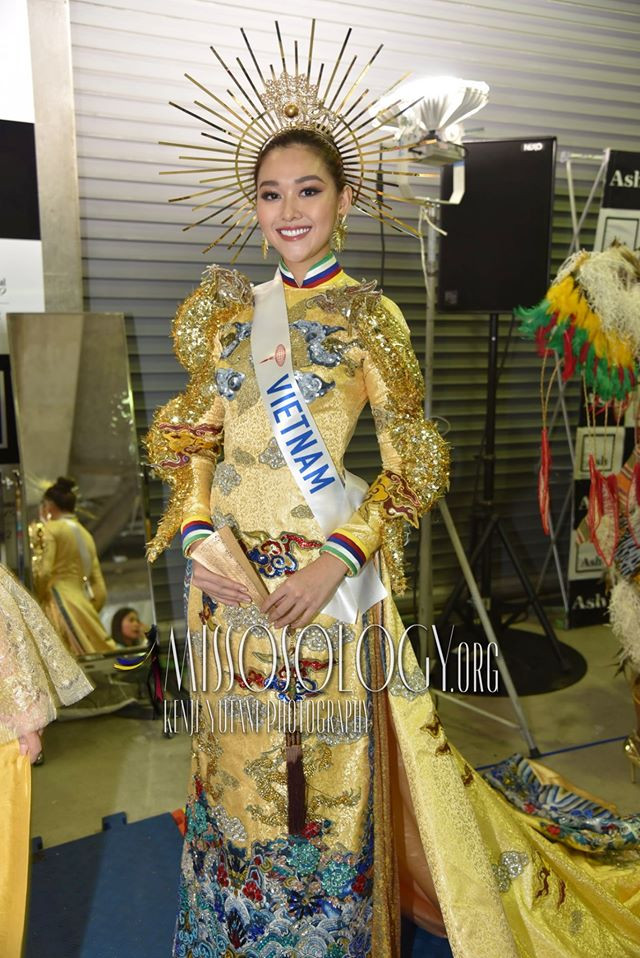 Khoảnh khắc đẹp: Tường San cúi người chỉnh váy cho Hoa hậu Indonesia ở hậu trường ảnh 9