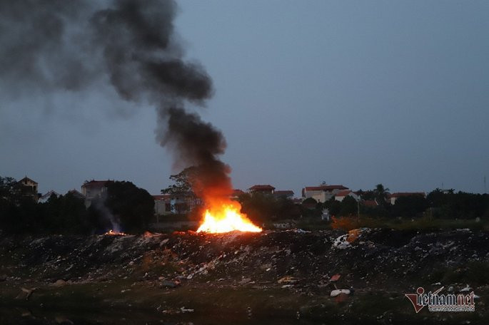Khói đốt vải khét lẹt đầu độc dân làng vải vụn ở ngoại thành Hà Nội ảnh 1