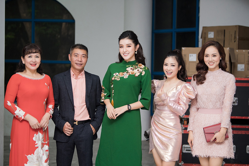 Á hậu Huyền My mặc áo dài, tạo dáng nhí nhảnh hết cỡ bên NSND Công Lý ảnh 8