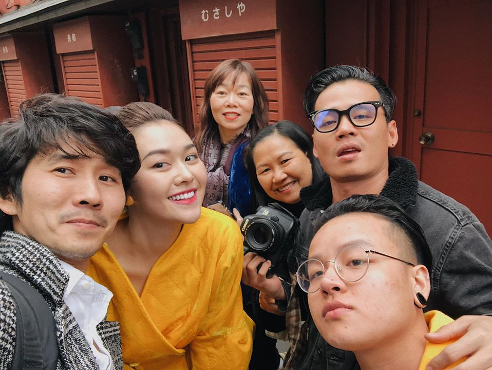 Tường San rạng rỡ trên đường phố Nhật Bản, tiết lộ ngày trở về Việt Nam ảnh 3