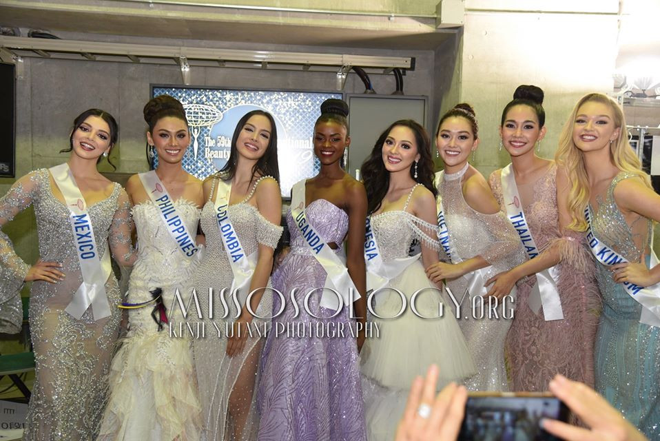 Khoảnh khắc đẹp: Tường San cúi người chỉnh váy cho Hoa hậu Indonesia ở hậu trường ảnh 2