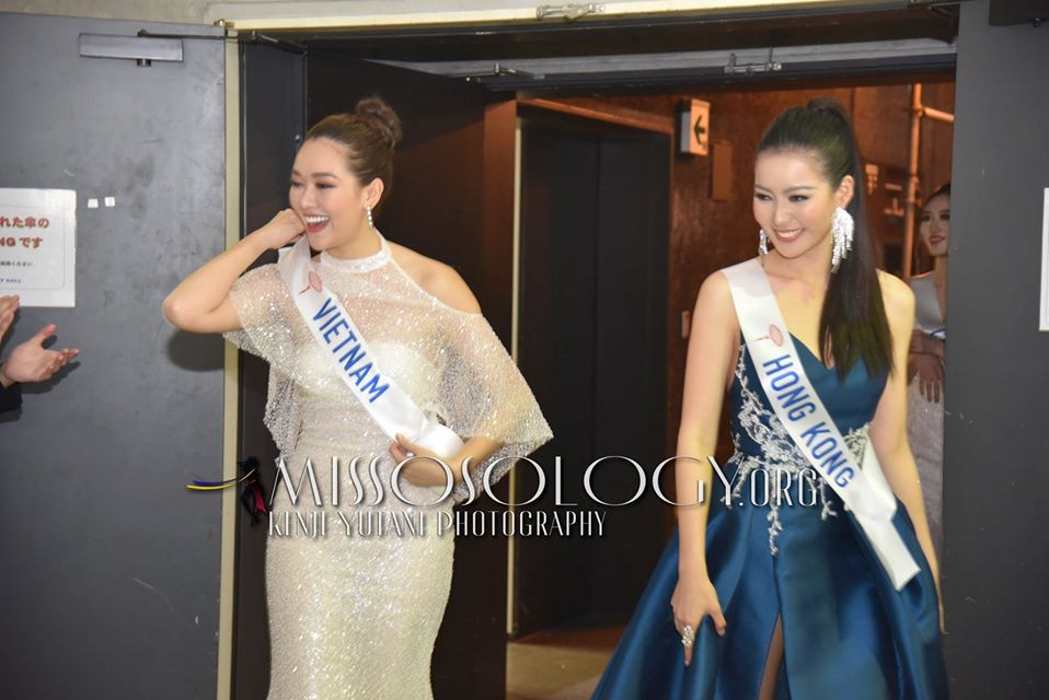 Khoảnh khắc đẹp: Tường San cúi người chỉnh váy cho Hoa hậu Indonesia ở hậu trường ảnh 7