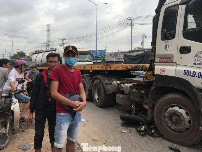 Dùng xe cẩu nâng bánh xe container giải cứu người phụ nữ ảnh 1