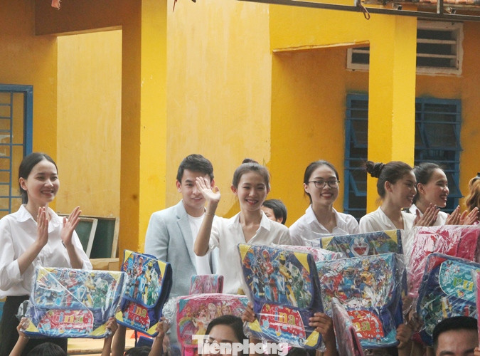 'Người đẹp nhân ái': Thí sinh HHVN 2020 mang sách đến trẻ em vùng sâu ảnh 12
