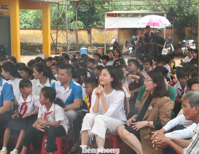 'Người đẹp nhân ái': Thí sinh HHVN 2020 mang sách đến trẻ em vùng sâu ảnh 2