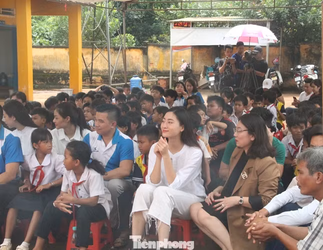 'Người đẹp nhân ái': Thí sinh HHVN 2020 mang sách đến trẻ em vùng sâu ảnh 2