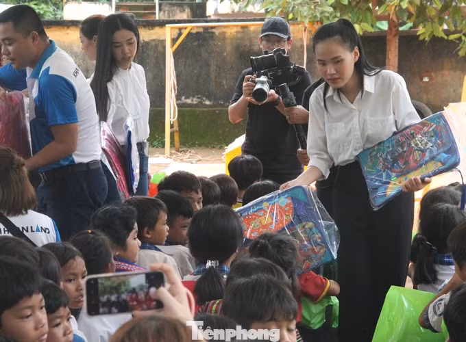 'Người đẹp nhân ái': Thí sinh HHVN 2020 mang sách đến trẻ em vùng sâu ảnh 11