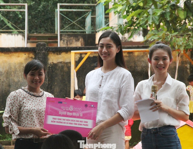'Người đẹp nhân ái': Thí sinh HHVN 2020 mang sách đến trẻ em vùng sâu ảnh 5