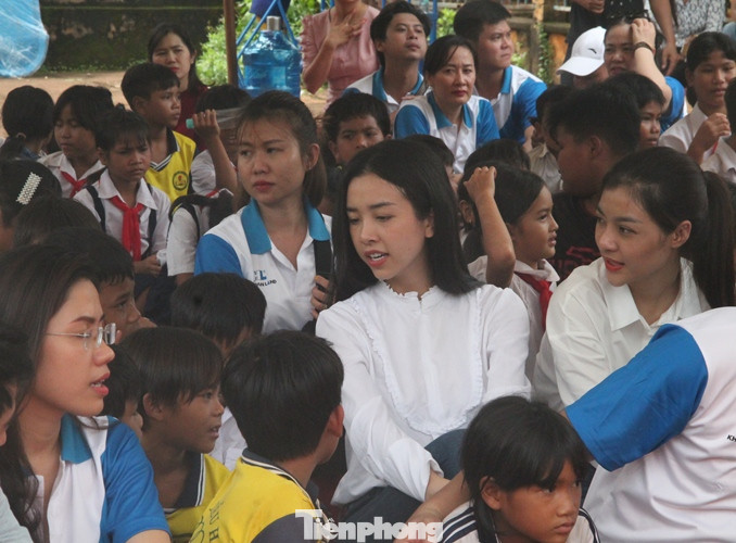 'Người đẹp nhân ái': Thí sinh HHVN 2020 mang sách đến trẻ em vùng sâu ảnh 8