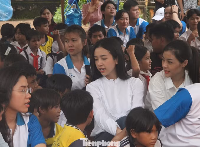 'Người đẹp nhân ái': Thí sinh HHVN 2020 mang sách đến trẻ em vùng sâu ảnh 8