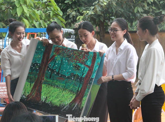 'Người đẹp nhân ái': Thí sinh HHVN 2020 mang sách đến trẻ em vùng sâu ảnh 6