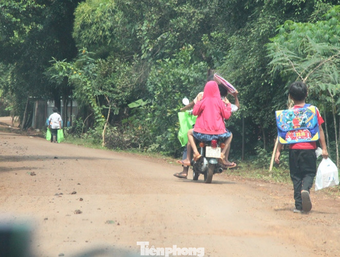 'Người đẹp nhân ái': Thí sinh HHVN 2020 mang sách đến trẻ em vùng sâu ảnh 14