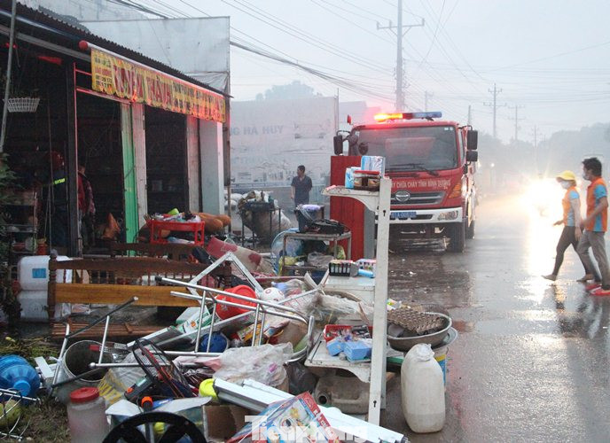 Nhà máy tôn cháy khói đen đặc phủ kín trời, người dân hoảng loạn tháo chạy ảnh 6