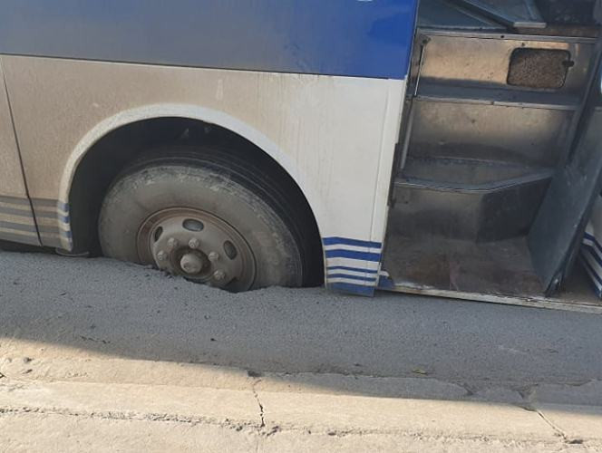 Hố tử thần ‘nuốt’ bánh xe khách đang chạy trên đường ảnh 1