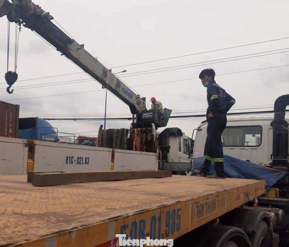 Dùng xe cẩu nâng bánh xe container giải cứu người phụ nữ ảnh 3