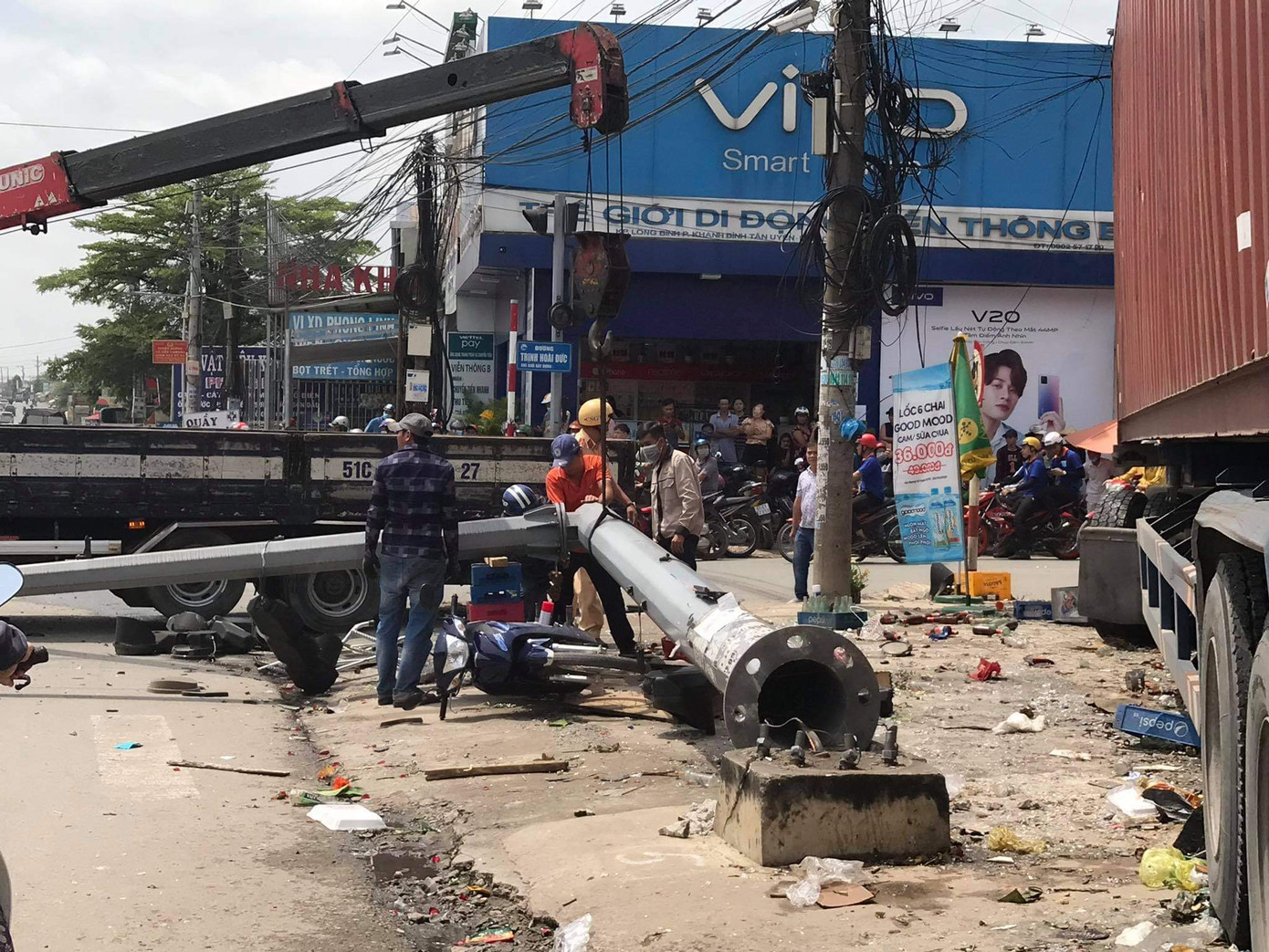 Xe container tông kiốt, trụ đèn và nghiền nát xe máy dưới gầm ảnh 3