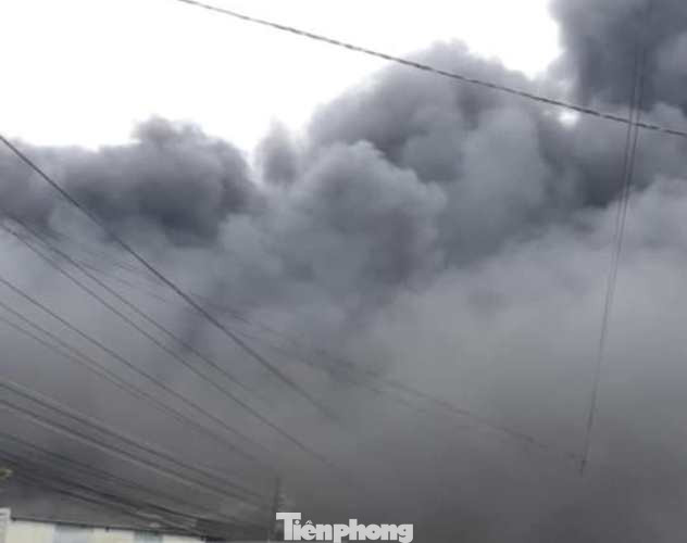 Nhà máy tôn cháy khói đen đặc phủ kín trời, người dân hoảng loạn tháo chạy ảnh 7