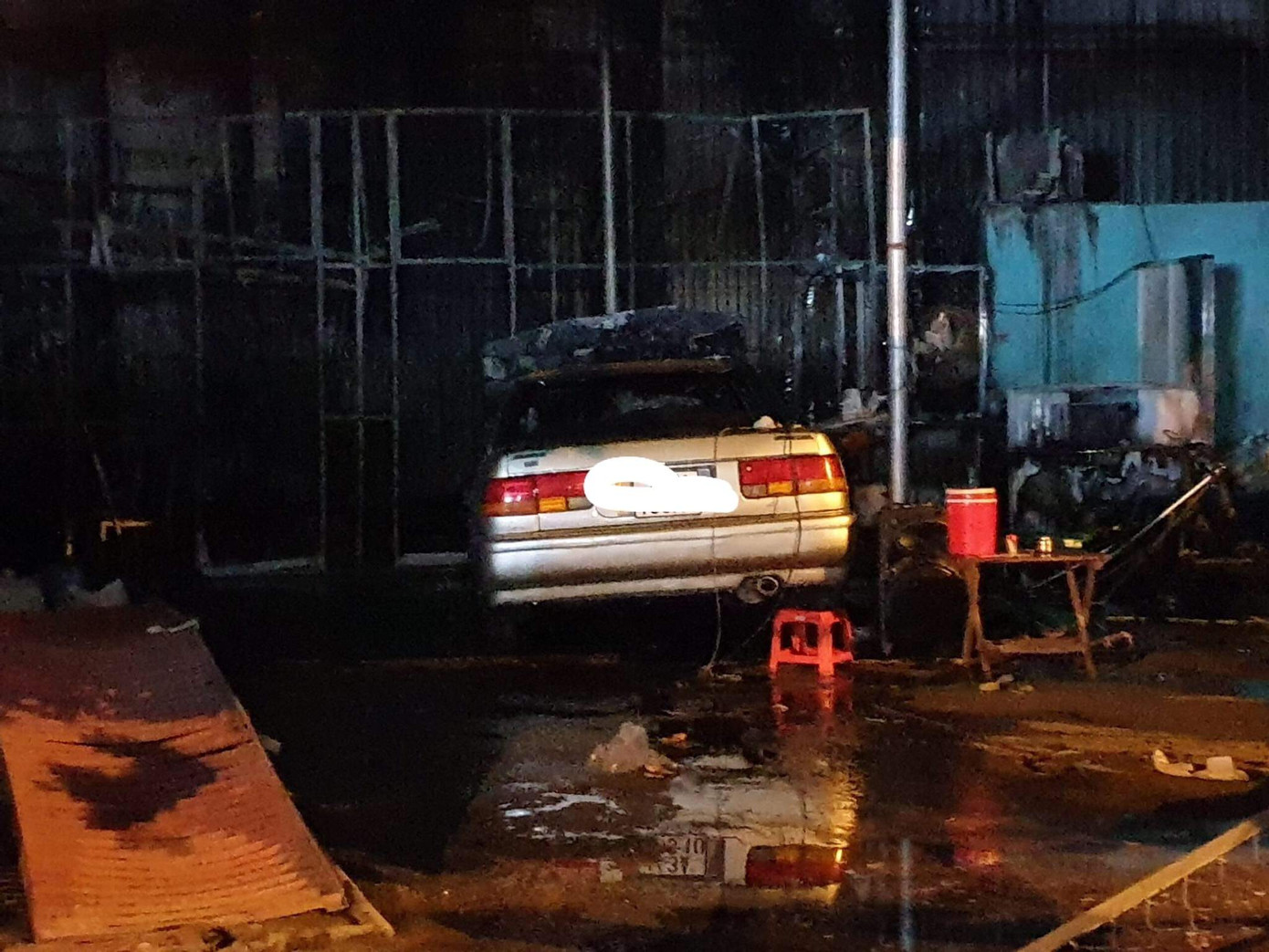 Garage ở Bình Dương phát hỏa trong đêm, thiêu cháy ô tô 4 chỗ ảnh 1