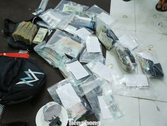 'Con bạc' tháo chạy lên nóc nhà, công an nổ súng trấn áp ảnh 2