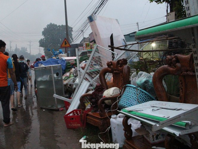 Nhà máy tôn cháy khói đen đặc phủ kín trời, người dân hoảng loạn tháo chạy ảnh 5