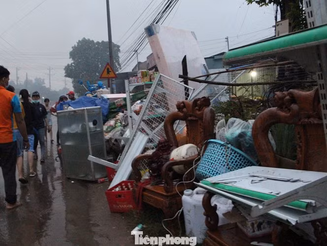 Nhà máy tôn cháy khói đen đặc phủ kín trời, người dân hoảng loạn tháo chạy ảnh 5