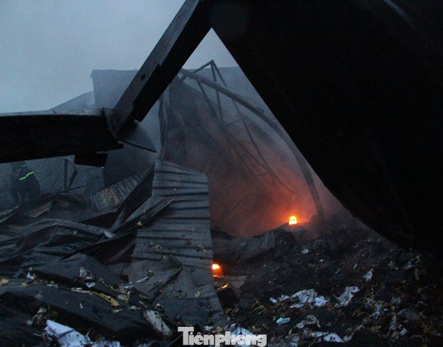 Nhà máy tôn cháy khói đen đặc phủ kín trời, người dân hoảng loạn tháo chạy ảnh 2