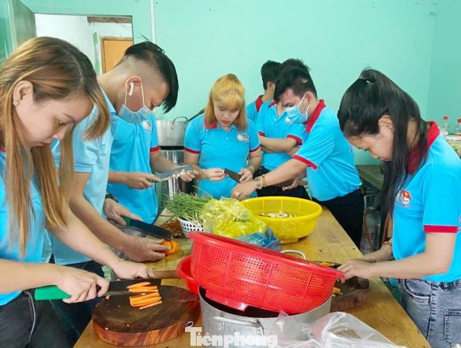 Thanh niên Bình Dương ‘thức khuya, dậy sớm’ lo cơm cho người nghèo ảnh 2