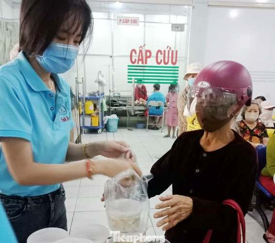 Thanh niên Bình Dương ‘thức khuya, dậy sớm’ lo cơm cho người nghèo ảnh 6