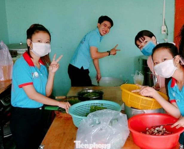 Thanh niên Bình Dương ‘thức khuya, dậy sớm’ lo cơm cho người nghèo ảnh 1