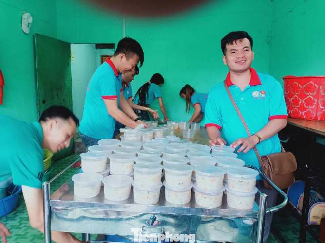 Thanh niên Bình Dương ‘thức khuya, dậy sớm’ lo cơm cho người nghèo ảnh 4