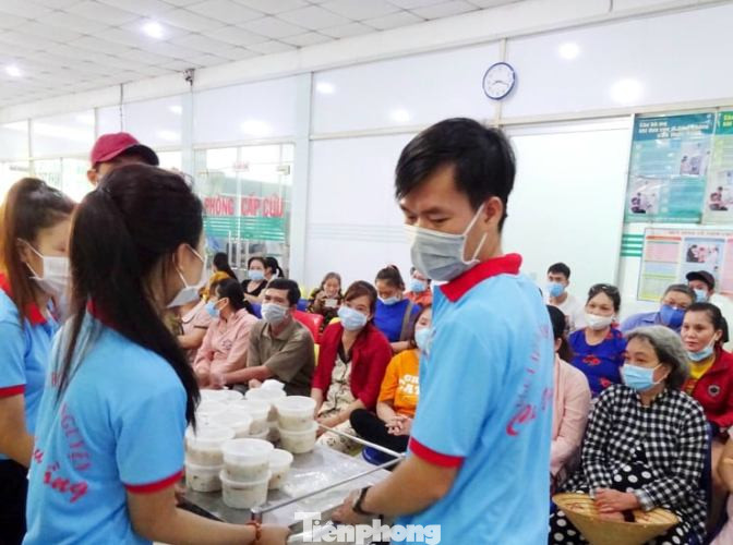 Thanh niên Bình Dương ‘thức khuya, dậy sớm’ lo cơm cho người nghèo ảnh 5 Thanh niên Bình Dương ‘thức khuya, dậy sớm’ lo cơm cho người nghèo ảnh 5