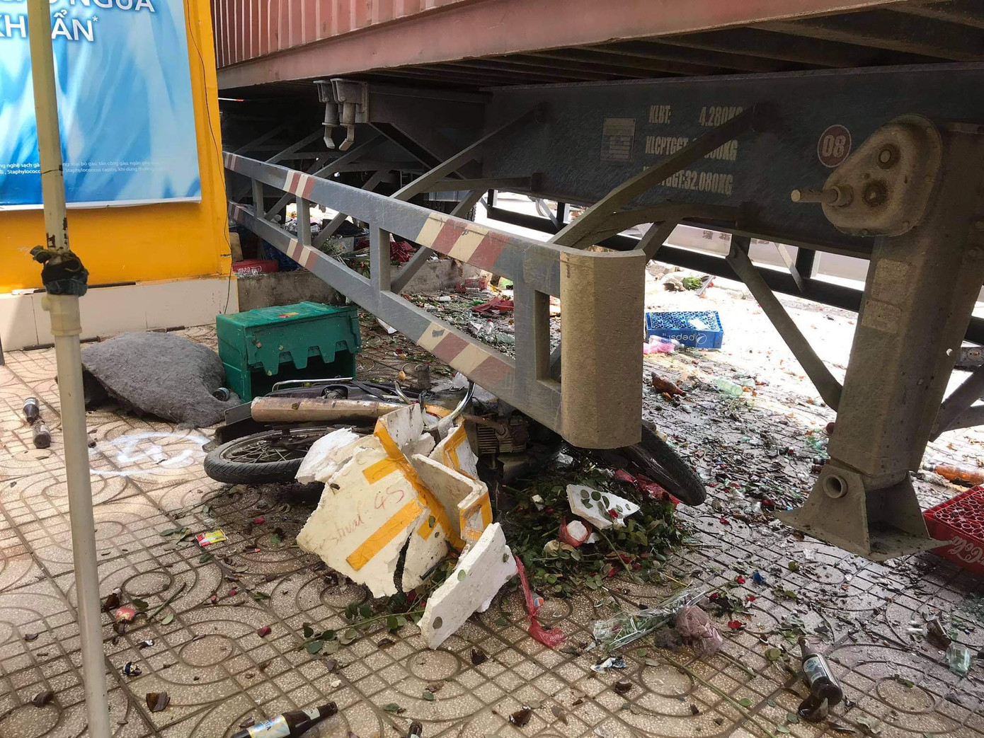 Xe container tông kiốt, trụ đèn và nghiền nát xe máy dưới gầm ảnh 4