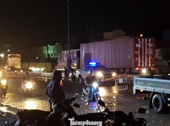 Truy tìm xe container cán chết 2 người trong đêm ảnh 2