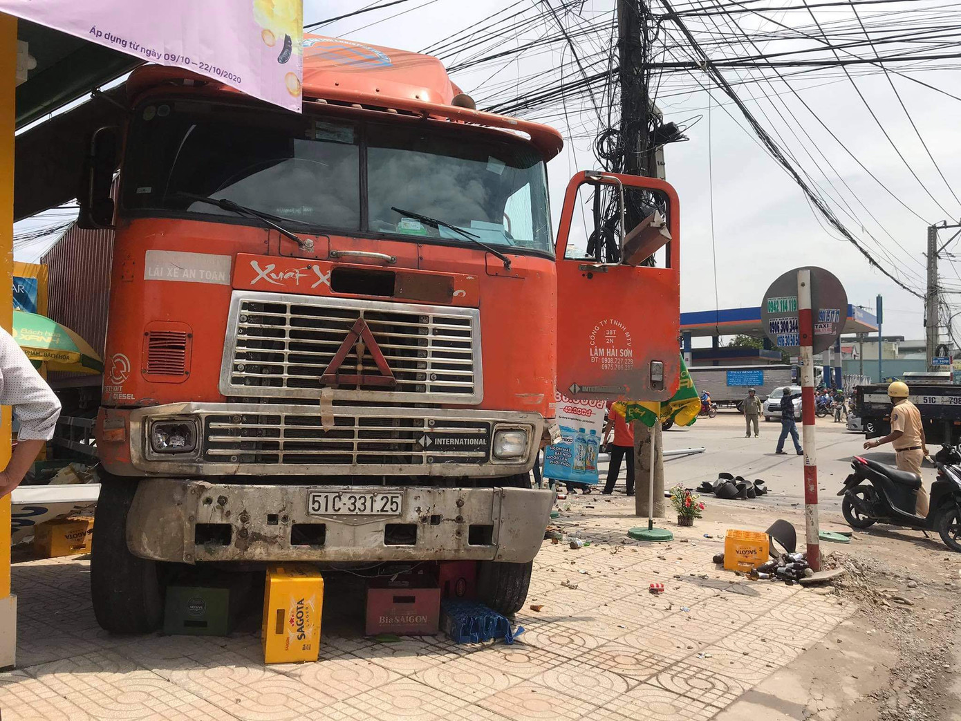 Xe container tông kiốt, trụ đèn và nghiền nát xe máy dưới gầm ảnh 1