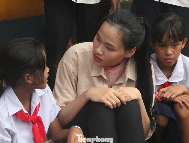 'Người đẹp nhân ái': Thí sinh HHVN 2020 mang sách đến trẻ em vùng sâu ảnh 1