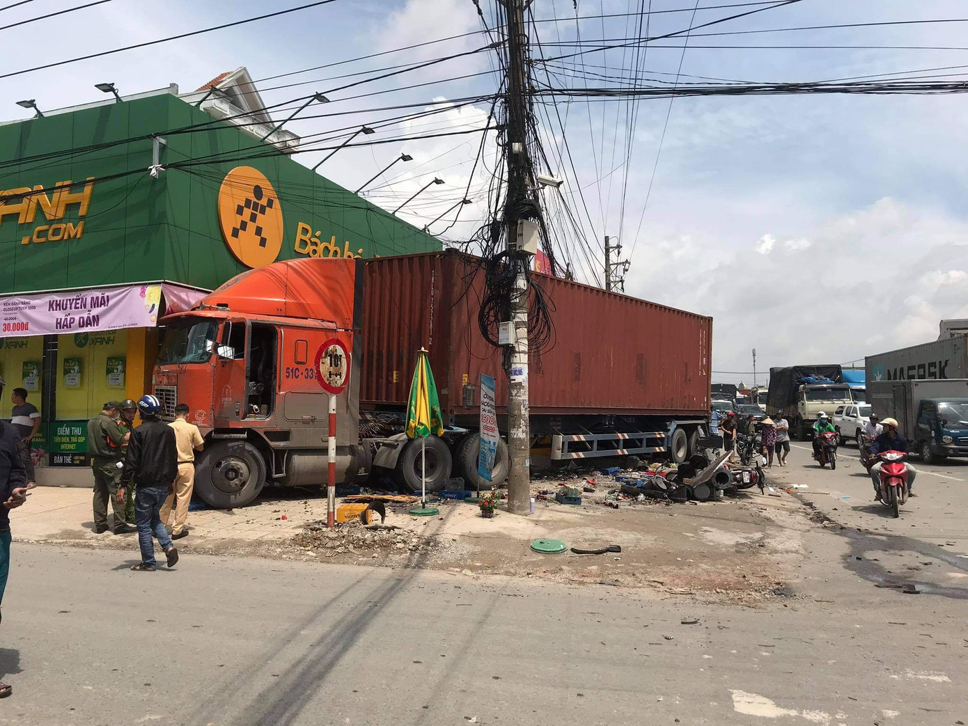 Xe container tông kiốt, trụ đèn và nghiền nát xe máy dưới gầm ảnh 2