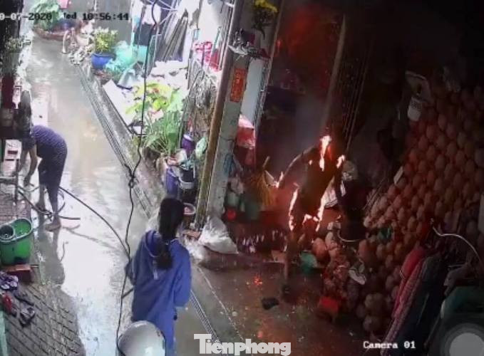 Người đàn ông cháy như ngọn đuốc nghi tẩm xăng tự thiêu ảnh 1