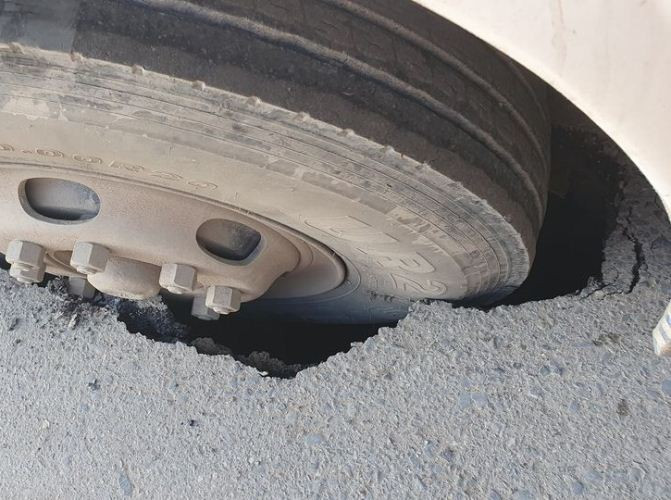 Hố tử thần ‘nuốt’ bánh xe khách đang chạy trên đường ảnh 3