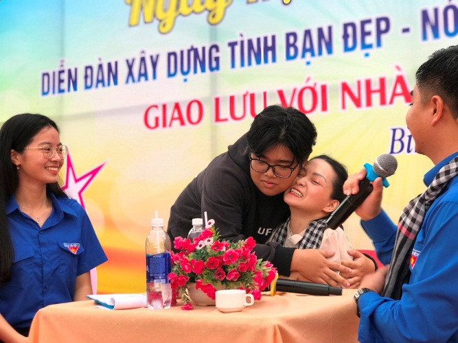 Nghị lực phi thường của nữ nhà văn bị liệt truyền cảm hứng cho giới trẻ ảnh 2