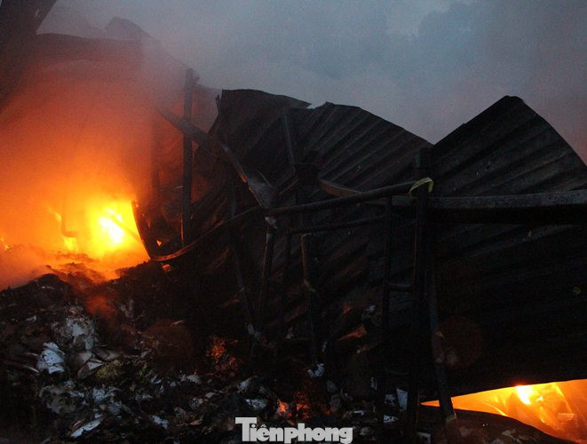 Nhà máy tôn cháy khói đen đặc phủ kín trời, người dân hoảng loạn tháo chạy ảnh 1