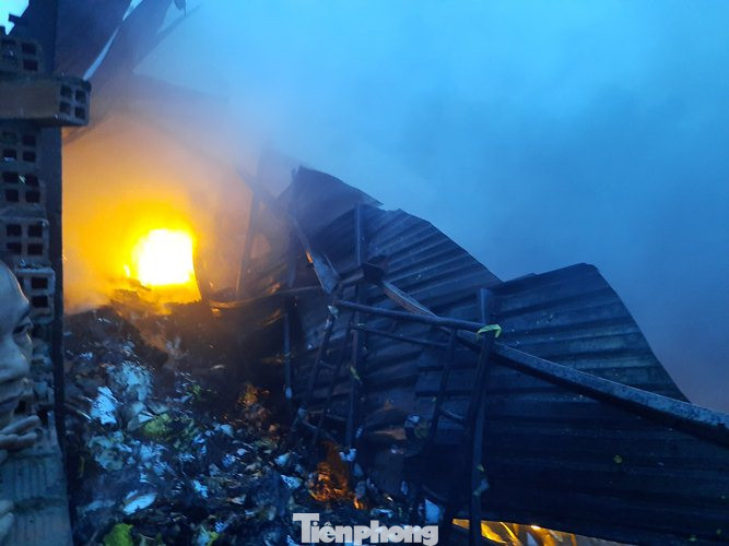 Nhà máy tôn cháy khói đen đặc phủ kín trời, người dân hoảng loạn tháo chạy ảnh 3