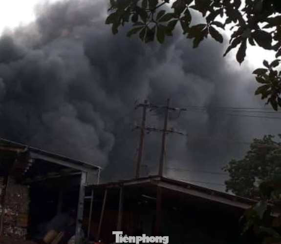 Nhà máy tôn cháy khói đen đặc phủ kín trời, người dân hoảng loạn tháo chạy ảnh 4