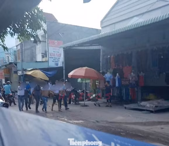 'Con bạc' tháo chạy lên nóc nhà, công an nổ súng trấn áp ảnh 3