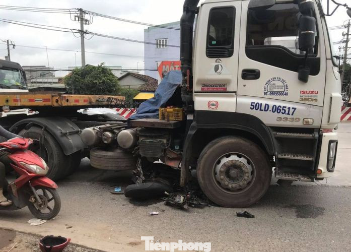 Dùng xe cẩu nâng bánh xe container giải cứu người phụ nữ ảnh 2