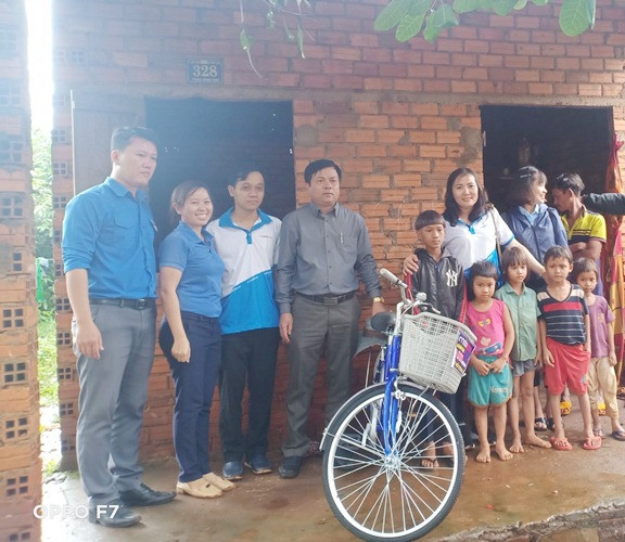 Tuổi trẻ Bình Phước tiếp sức cho học sinh, chiến sĩ vùng biên giới ảnh 2