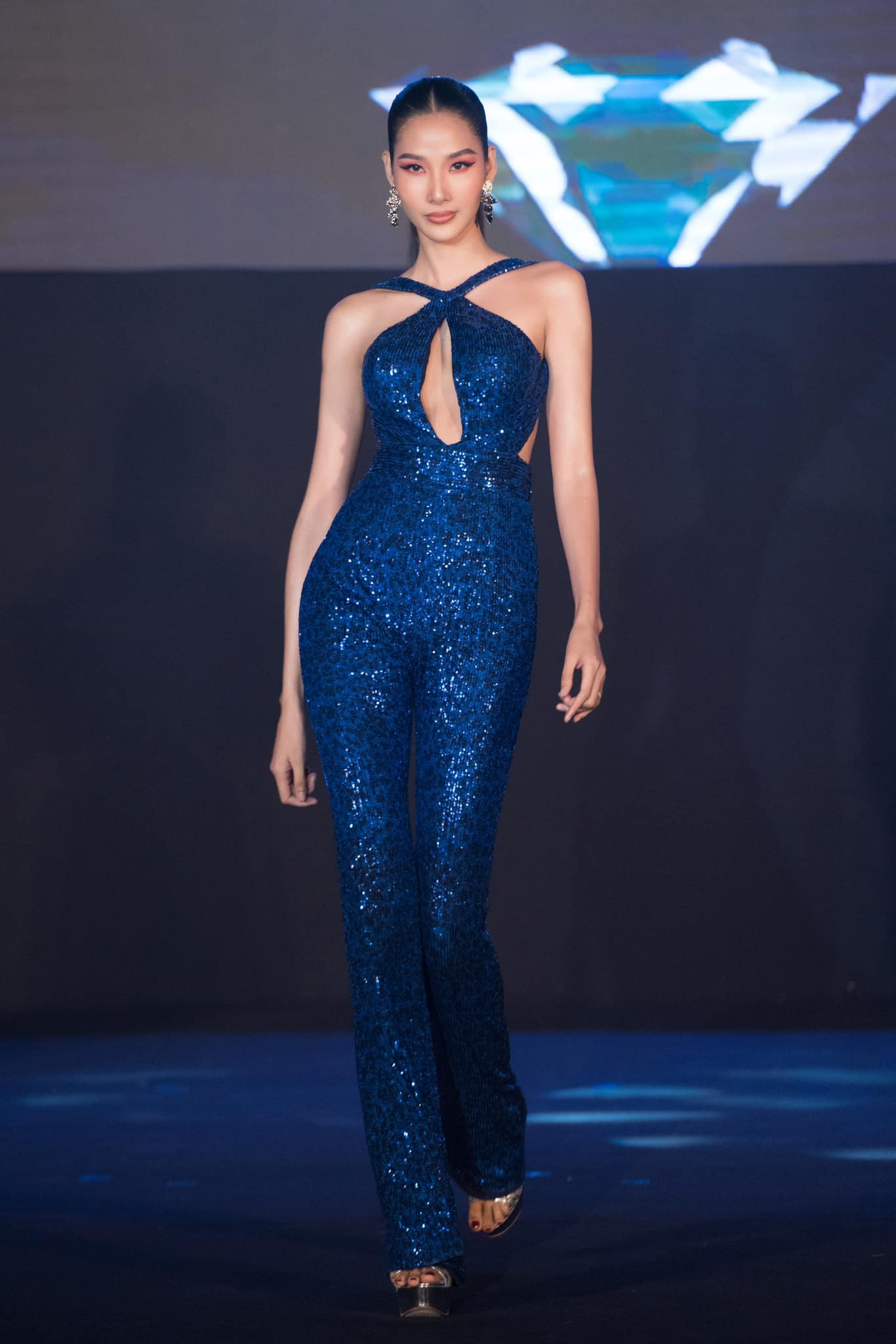 'Đụng hàng' bộ jumpsuit với Hoàng Thùy, Ngọc Thảo chiếm trọn spotlight ở khu cách ly ảnh 4