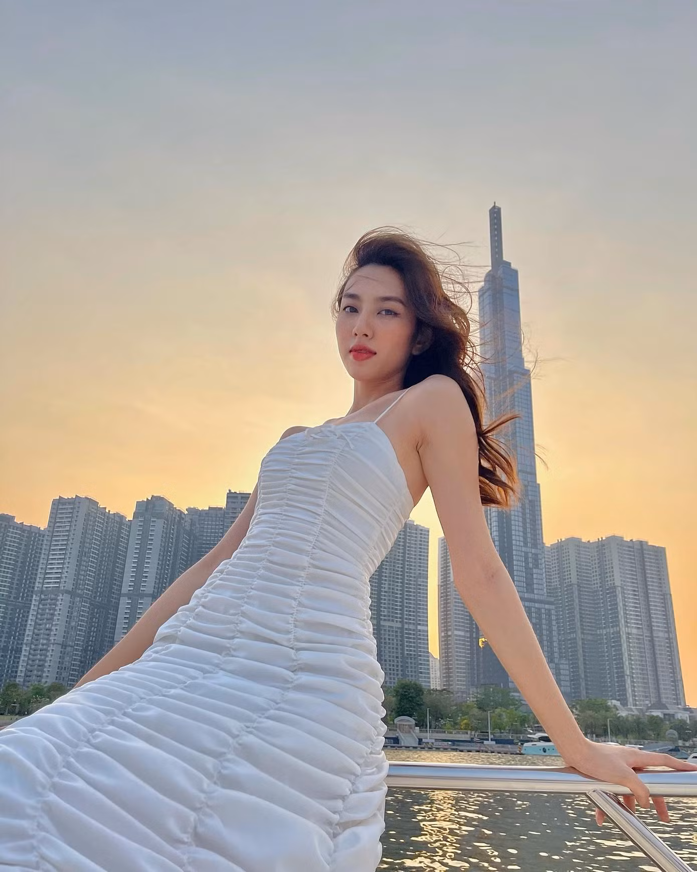 Hoa hậu Diễm Hương nóng bỏng với áo tắm, Người đẹp Nhân ái Thùy Tiên quyến rũ trên du thuyền ảnh 3
