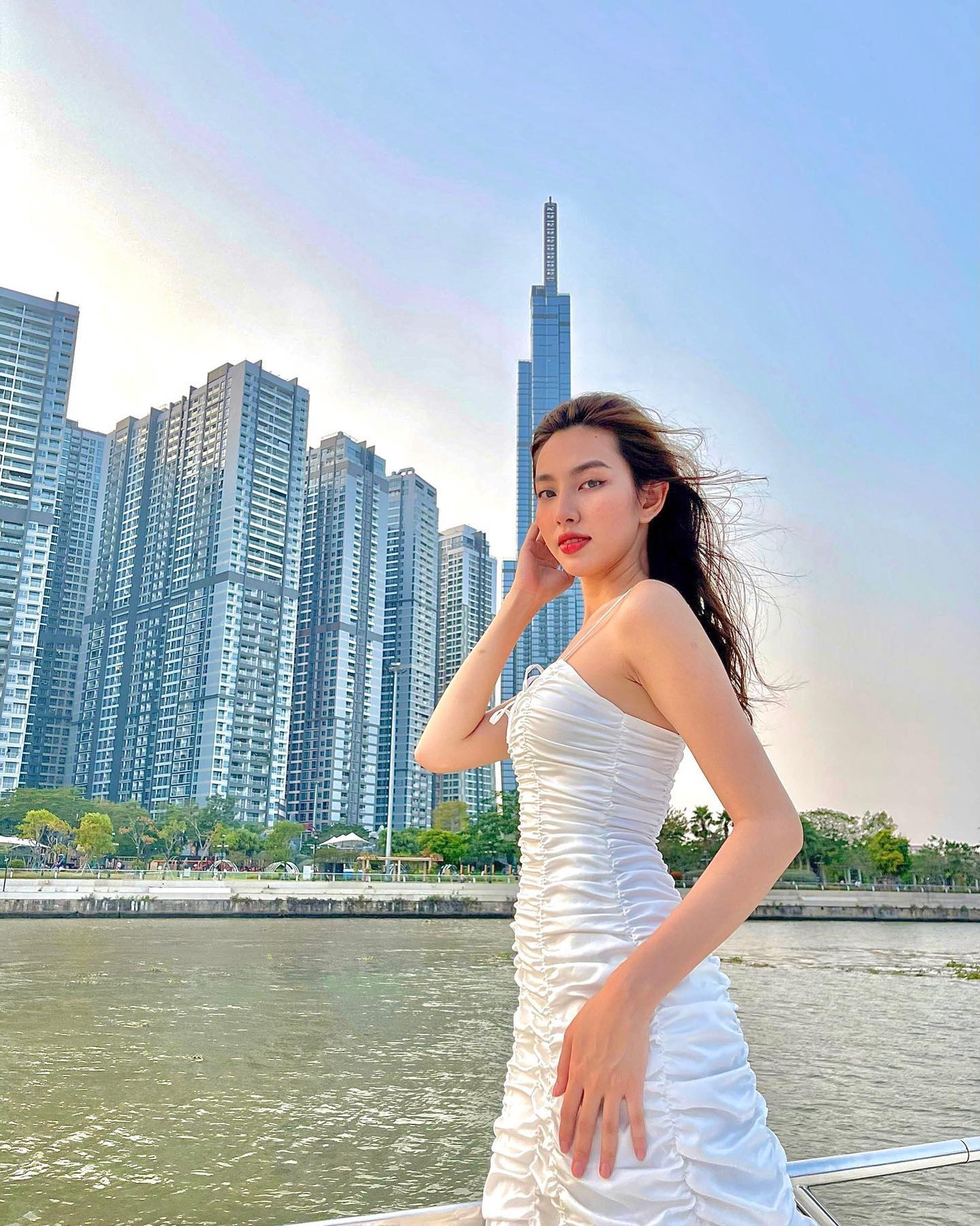 Hoa hậu Diễm Hương nóng bỏng với áo tắm, Người đẹp Nhân ái Thùy Tiên quyến rũ trên du thuyền ảnh 4